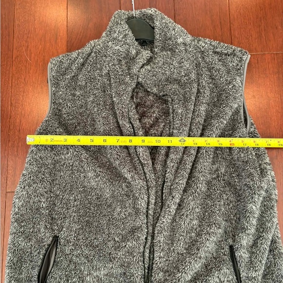 Women's Gray Sherpa Vest - Picture 5 of 5